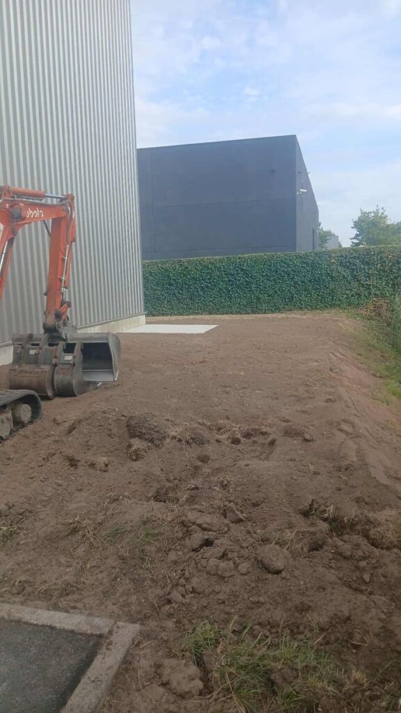 plaatsen van stelconplaat + aanvoeren en nivelleren van grond plaatsen van stelconplaat + aanvoeren en nivelleren van grond